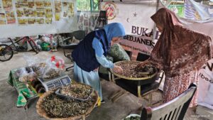 Read more about the article Inovasi Tim UMS Ubah Sisa Pangan Jadi Pelet Ikan untuk Kurangi Sampah Organik